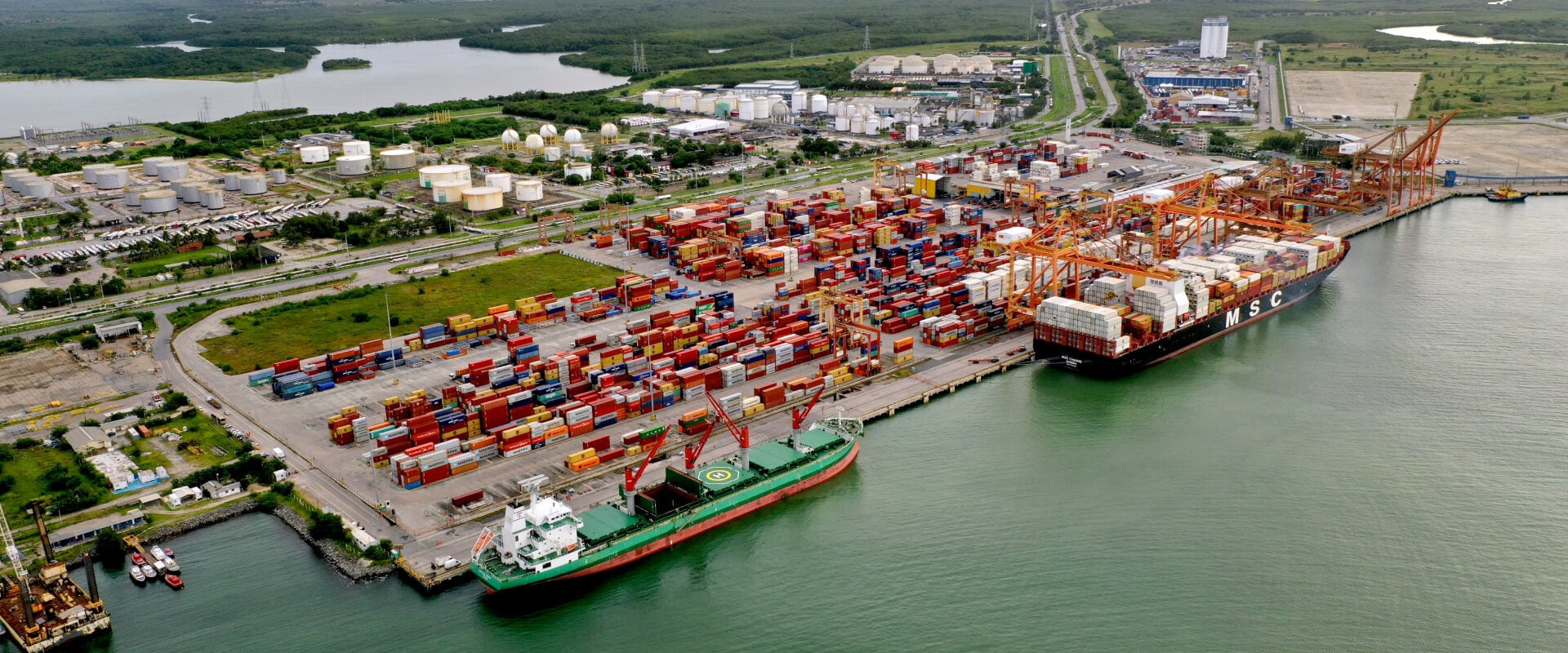 Vista aérea do Porto de Suape repleto de containeres e navios de carga.